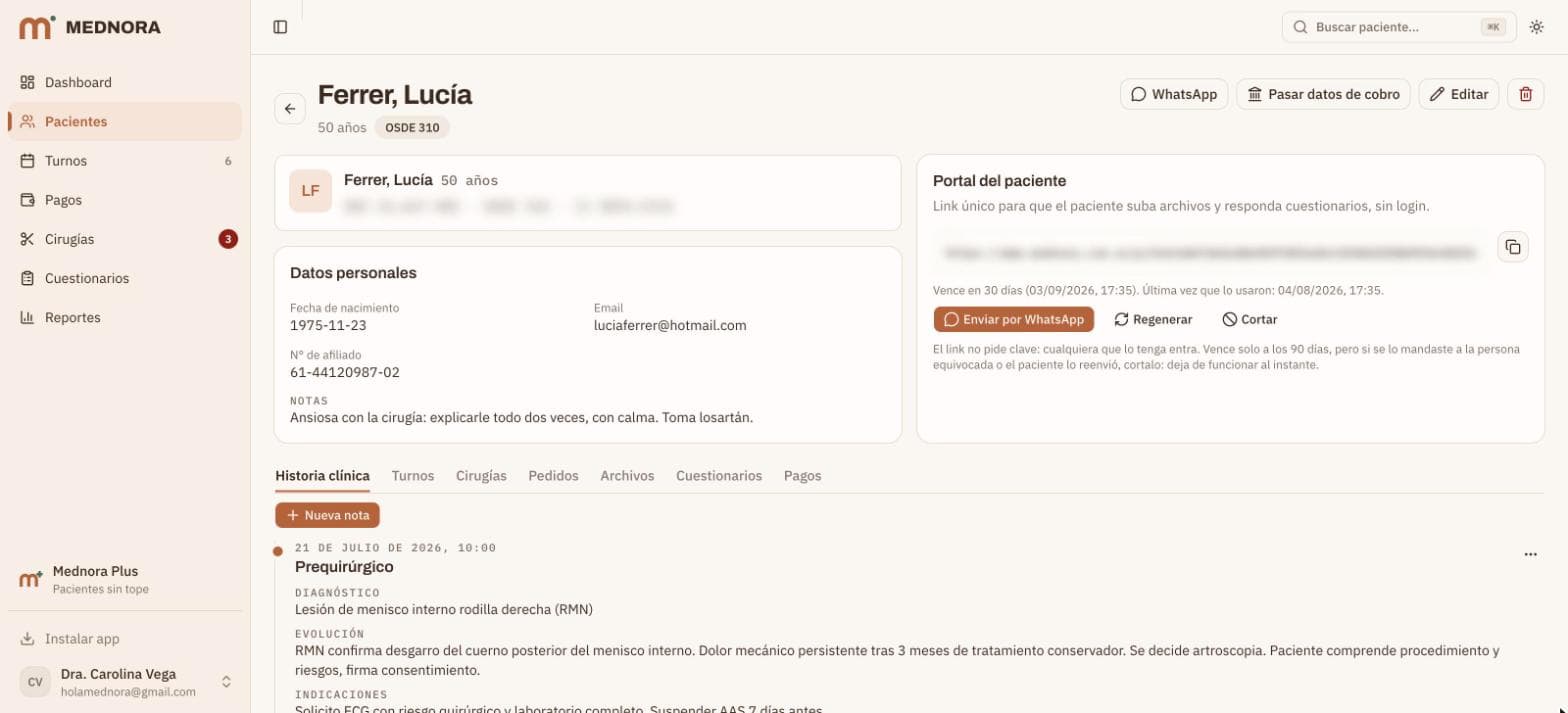 La ficha de una paciente en Mednora: datos personales, portal del paciente y la historia clínica con su última evolución prequirúrgica.